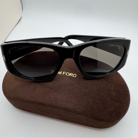 Tom Ford - sunglasses with case - Like New - never worn - 53-19-145 - Picture 2 of 15